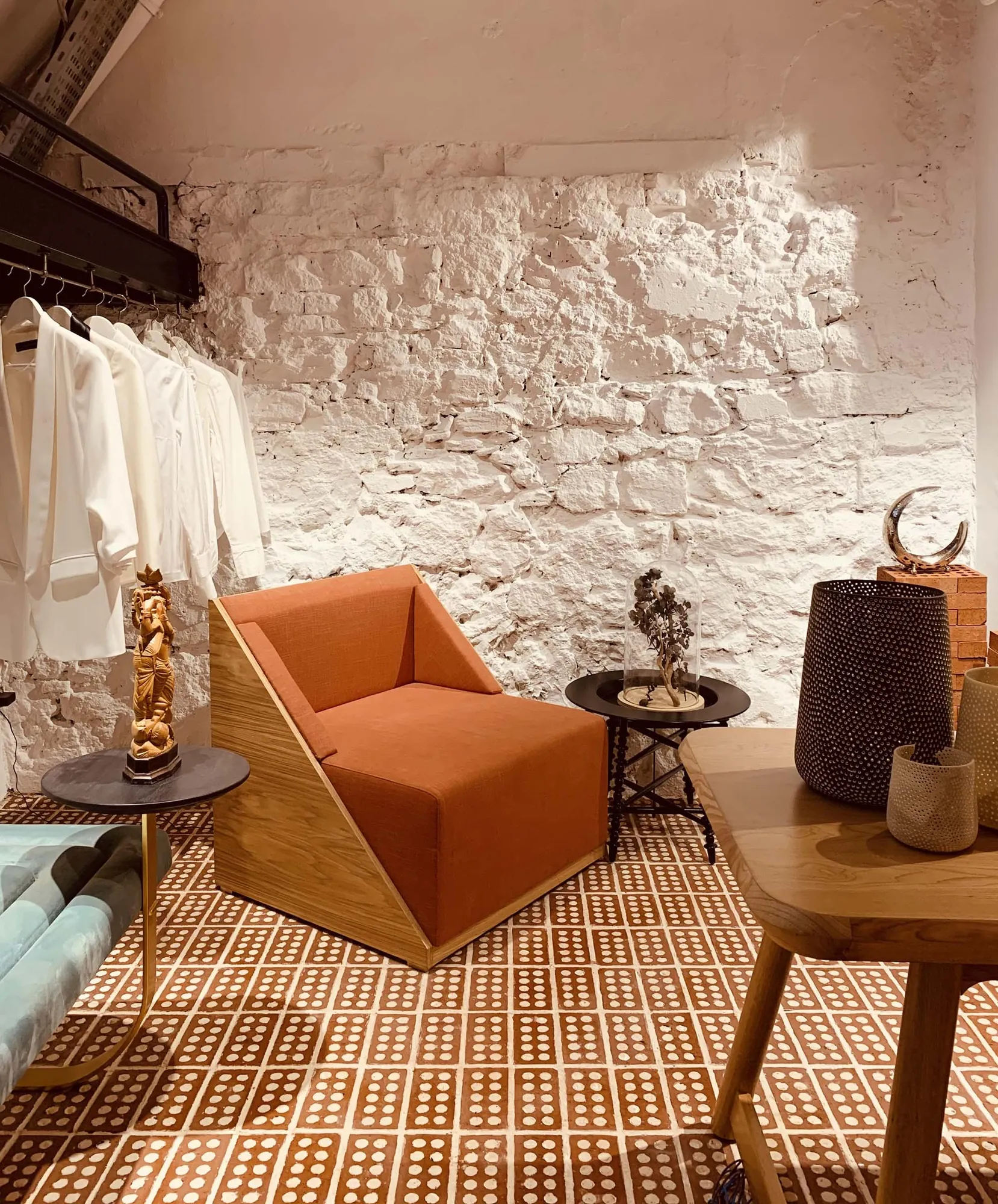 Designers Vault showroom, tuğla zemin ve tarihi taş duvar, Furkan Uyan fotoğrafı (1)