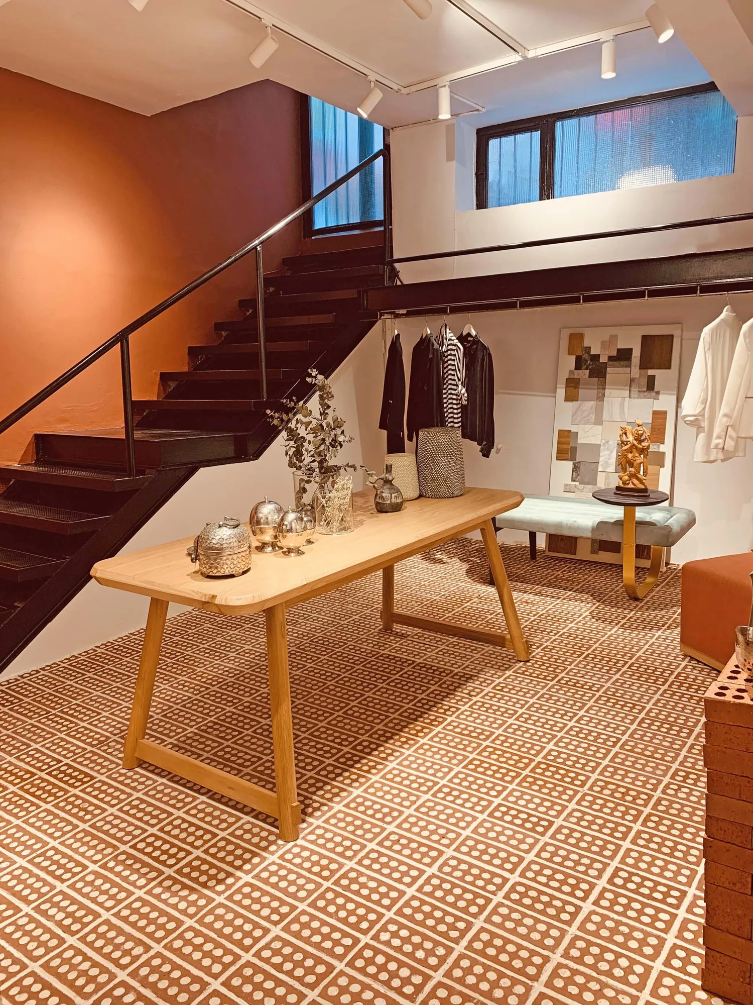 Designers Vault merdiven ve ahşap teşhir masası, Furkan Uyan fotoğrafı (11)