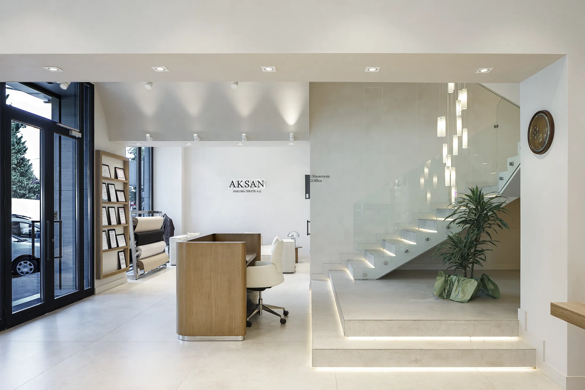 Duman Mimarlık Aksan showroom iç mekân ve merdiven, Furkan Uyan fotoğrafı (2)
